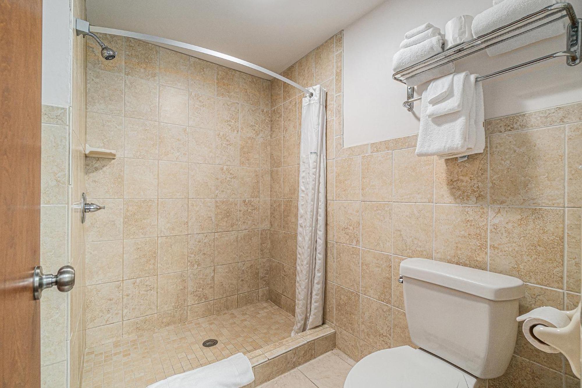 Howard Johnson By Wyndham Traverse City Exterior foto
